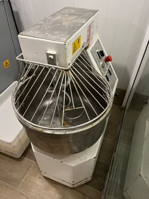 une photo d'un grand mixeur industriel dans une cuisine