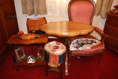 une table et des chaises dans une pièce recouverte d'un tapis rouge
