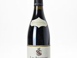 la bouteille de vin est posée sur une surface blanche