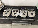 quatre manettes de jeu Nintendo posées sur un comptoir noir