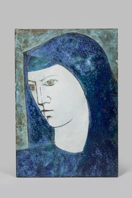 un tableau représentant une femme portant un sweat à capuche bleu