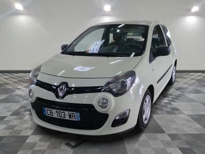 une photo d'une petite voiture blanche dans un showroom
