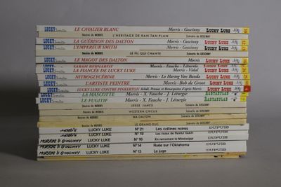 plusieurs livres empilés sur une table