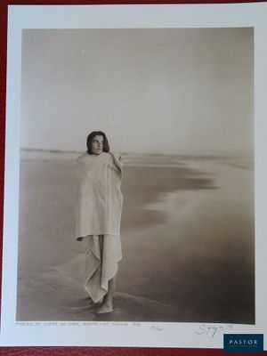 photographie en noir et blanc d'une femme debout sur une plage
