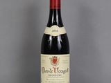 gros plan d'une bouteille de vin sur une table