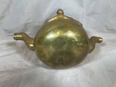 FLANDRES Puisette en bronze à deux becs verseurs zoomorphes,…