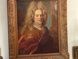 un tableau représentant un homme, accroché au mur