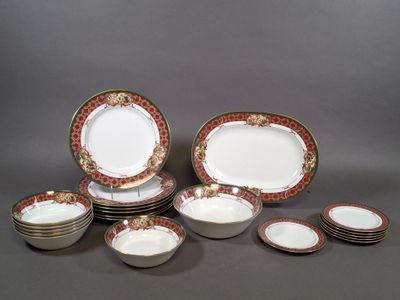 plusieurs assiettes et bols posés sur une table