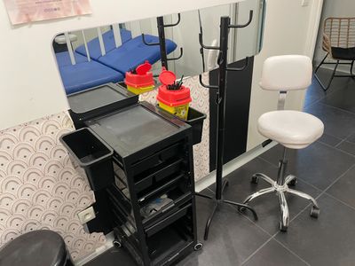 une pièce avec une chaise, une table et un miroir