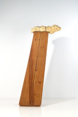 une sculpture en bois représentant un oiseau posé sur un morceau de bois