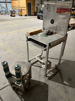 un établi en aluminium, sur roulettes, 80x60 avec sa chaise …