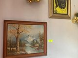 de nombreuses photos accrochées au mur de ce restaurant