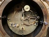 un gros plan d'une horloge posée sur une table
