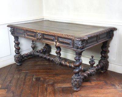 une table en bois avec un plateau en bois posée sur un parquet en bois dur