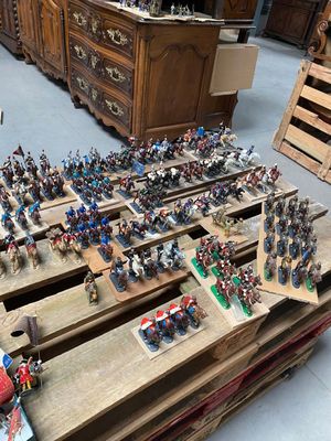 beaucoup de petits soldats en plastique posés sur une table