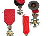 deux médailles et un ruban rouge sur un fond blanc