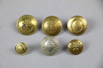 un gros plan sur un ensemble de boutons posés sur une surface blanche