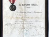 un vieux document sur lequel figure une médaille