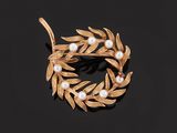 a gold and pearl wreath broochle