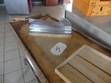 une table sur laquelle est posé un couteau, dans une cuisine