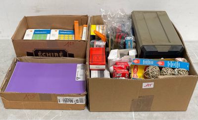 deux cartons de fournitures posés par terre l'un à côté de l'autre