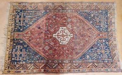 Tapis perse à motifs géométriques, écoinçons avec motifs cru…