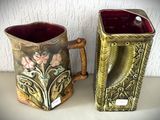 deux tasses posées sur une table