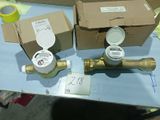 une boîte de ruban adhésif et un compteur d'eau posés sur une table