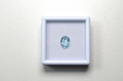 des topazes bleues dans un coffret blanc posé sur une surface blanche