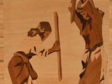 une photo d'un homme et d'une femme travaillant ensemble sur un morceau de bois