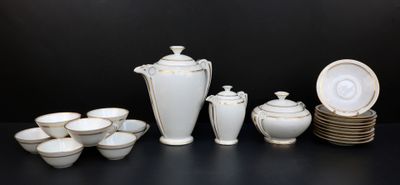 beaucoup de vaisselle et de tasses blanches sur la table