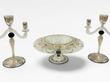 trois bougeoirs en verre et un bol sur la table