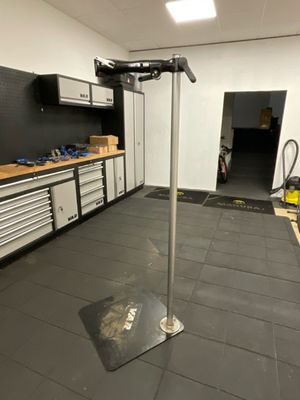 une photo d'un garage avec un sol en carrelage noir