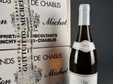une bouteille de vin à côté d'un carton de vin