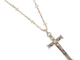 gros plan d'une croix sur une chaîne sur fond blanc