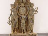 une statue représentant une horloge ornée d'anges, posée sur une table