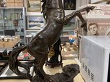 une statue représentant un cheval debout sur ses pattes arrière