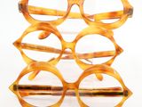 des verres sont empilés les uns sur les autres sur une surface blanche