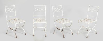 trois chaises en métal blanc placées les unes à côté des autres sur un sol blanc