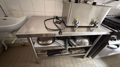 une cuisine équipée d'un évier, d'une cuisinière et d'autres appareils électroménagers