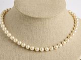 gros plan d'un collier de perles sur un mannequin