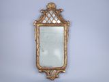 un miroir accroché au mur d'une pièce