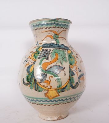 un petit vase avec un motif sur une surface blanche