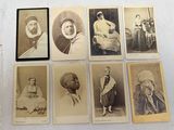plusieurs vieilles photographies en noir et blanc représentant des femmes et des hommes