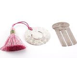 une clé, un porte-clés et une pièce de monnaie posés sur une surface blanche