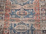 un tapis ancien orné d'un motif bleu et rouge