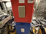 une machine rouge et bleue dans une pièce où se trouvent de nombreuses autres machines