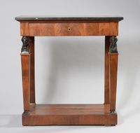 Console en placage d'acajou, les pieds gaines en forme d'Egy…