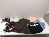 une table blanche sur laquelle sont posés un tas de vêtements