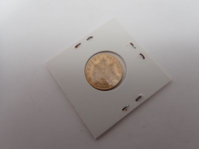 une image représentant une pièce d'or dans une boîte blanche